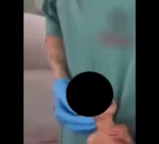 Imagem ilustrativa da imagem Vídeo: Fisioterapeuta dança com bebê recém-nascido no bolso do jaleco