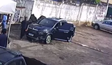 Imagem ilustrativa da imagem Vídeo: assaltantes são flagrados roubando carro em lava Jato de Itapuã