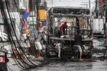 Imagem ilustrativa da imagem Vídeo: ônibus é incendiado por criminosos na Sussuarana