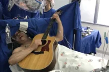 Imagem ilustrativa da imagem Vídeo: paciente toca violão em cirurgia de retirada de tumor cerebral