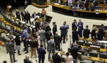 Imagem ilustrativa da imagem Vídeo: petista e bolsonarista quase saem no tapa na Câmara