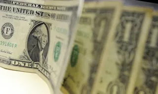 Imagem ilustrativa da imagem Dólar cai para R$ 4,95 e atinge menor valor em duas semanas