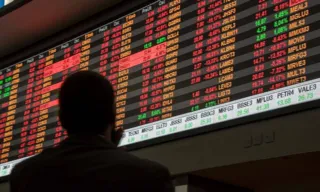 Imagem ilustrativa da imagem Ibovespa se recupera e dólar fecha em queda nesta segunda-feira