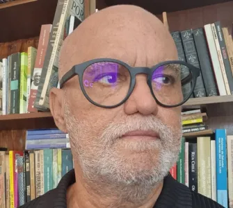 Jolivaldo trata também da luta dos afrodescendentes por reconhecimento em uma sociedade  marcada por desigualdade