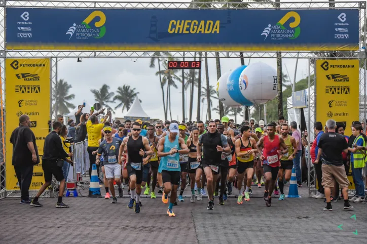 Muita concentração dos atletas para a largada da Meia Maratona Farol a Farol