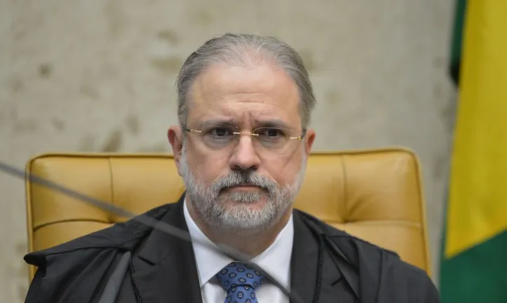 Ainda na contramão da lógica, foi ele quem desmontou a Lava Jato, a operação que detonou o PT