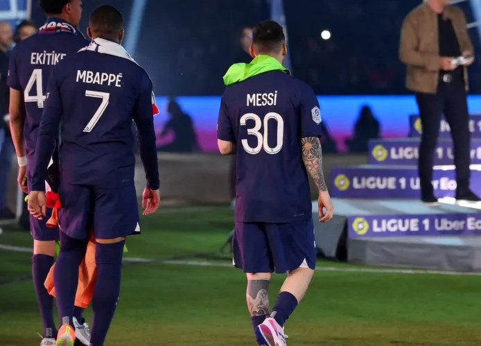 Messi e Mbappe após título do campeonato Francês