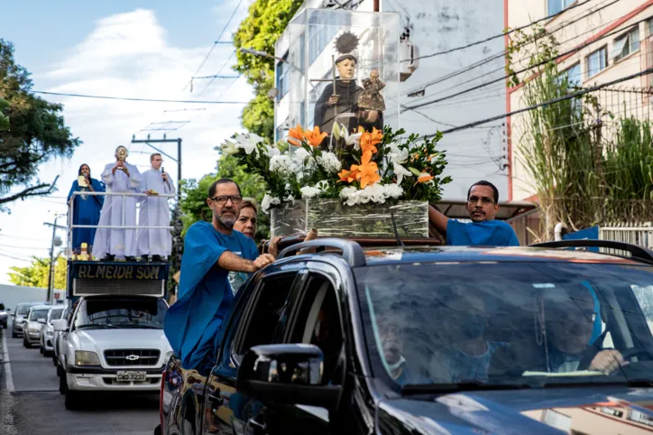 Procissão em devoção a Santo Antônio percorre ruas da Barra, saindo da Igreja de Santo Antônio, no bairro
