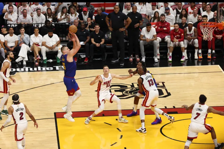 Imagem ilustrativa da imagem Nuggets vencem Heat em Miami e abrem 2 a 1 nas Finais da NBA