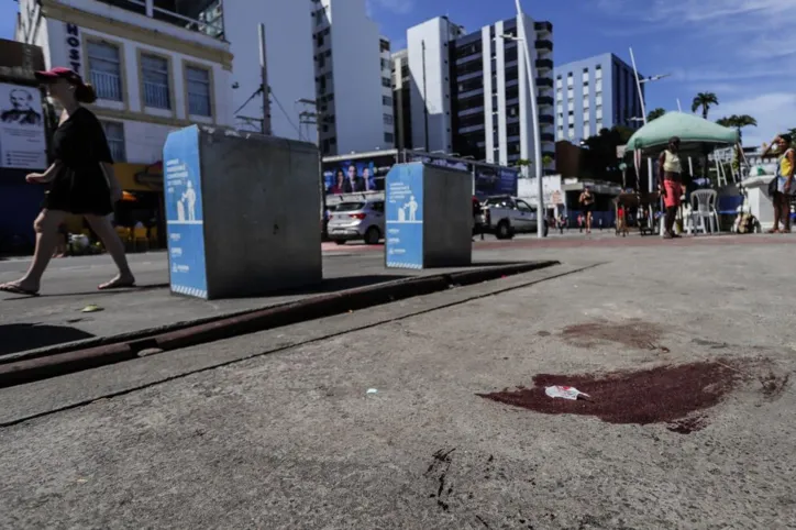 Mancha de sangue do corpo encontrado na orla do Porto da Barra