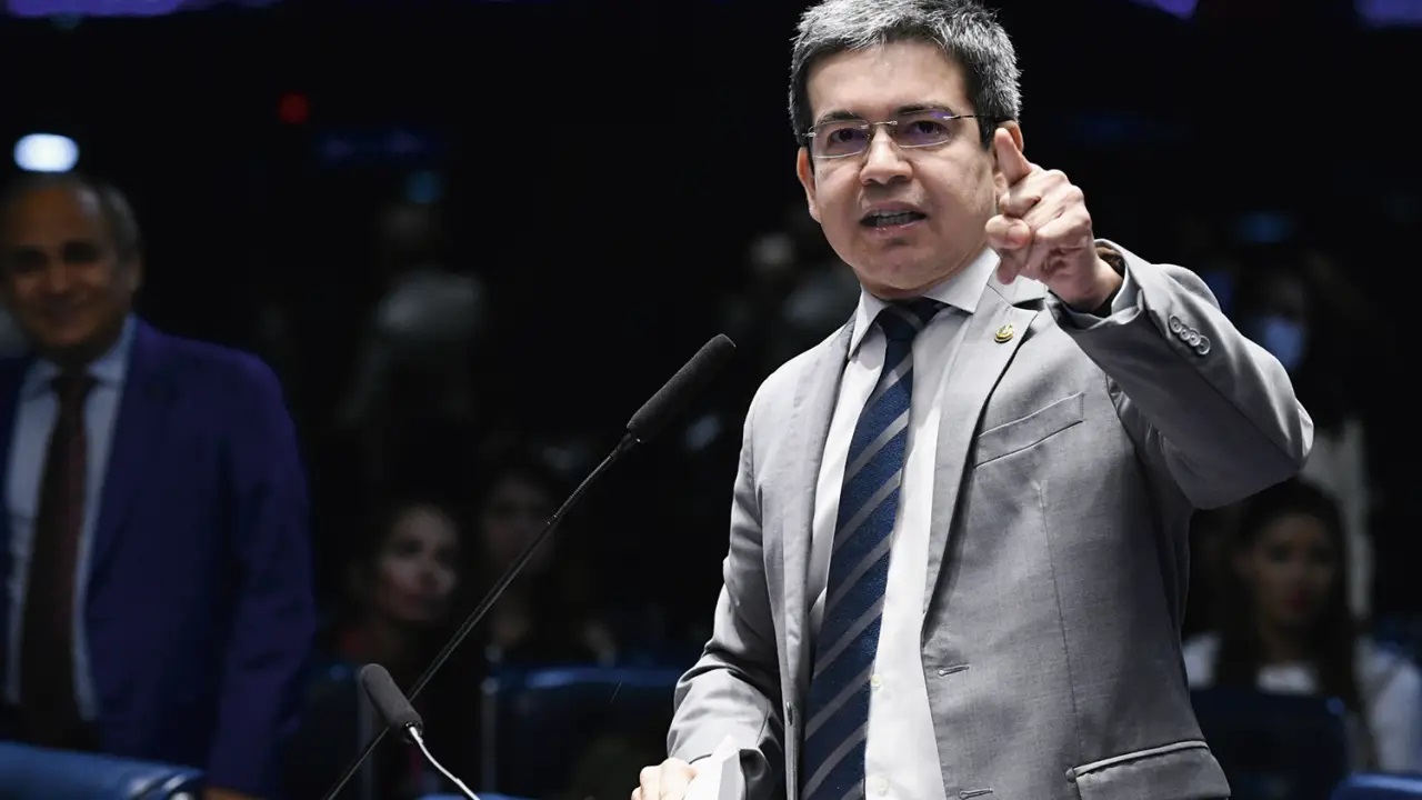 Exmulher acusa Randolfe Rodrigues de 