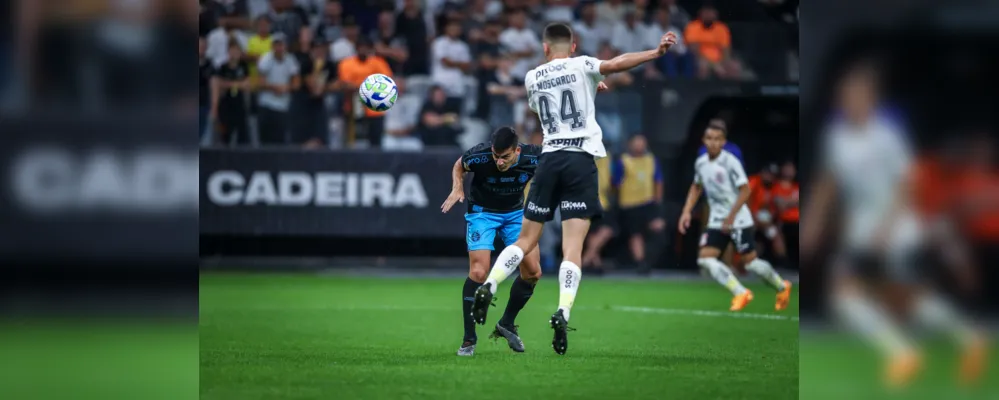 Corinthians e Grêmio empatam em jogo eletrizante de oito gols