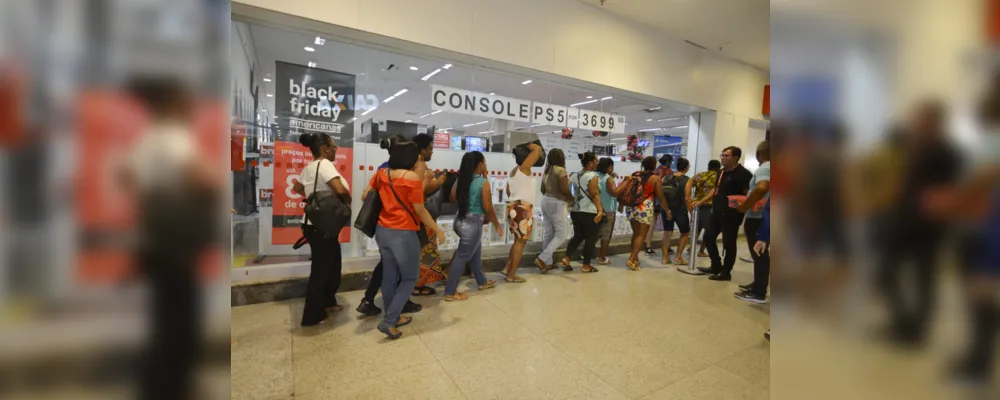 Shopping abre às 6h e recebe grande movimento em Salvador; veja