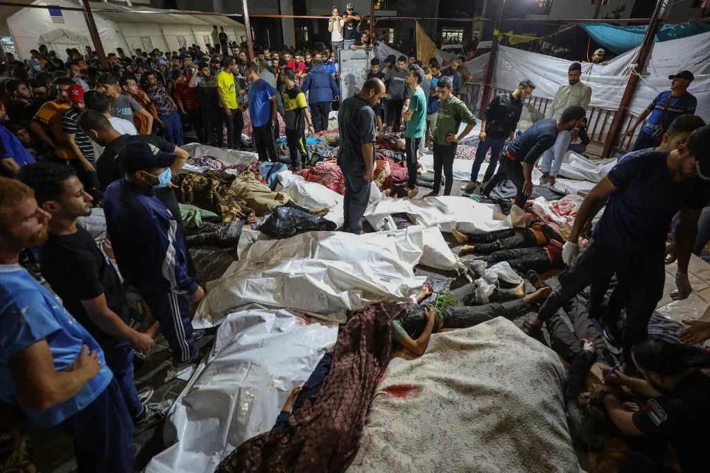 O hospital abrigava centenas de doentes e feridos, assim como pessoas deslocadas à força por causa dos bombardeios