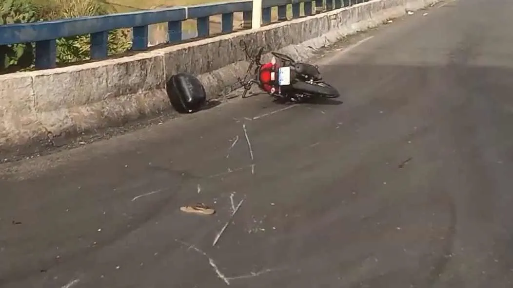 Imagem ilustrativa da imagem Acidente deixa motociclista gravemente ferido na orla de Piatã