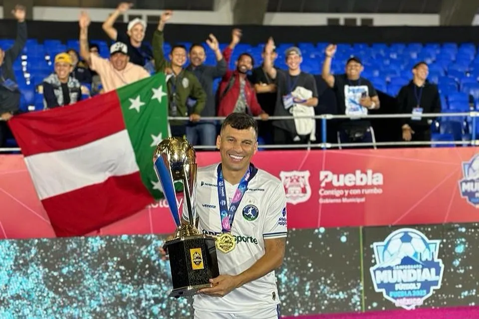 Neto Baiano posa com o troféu do mundial de fut-7