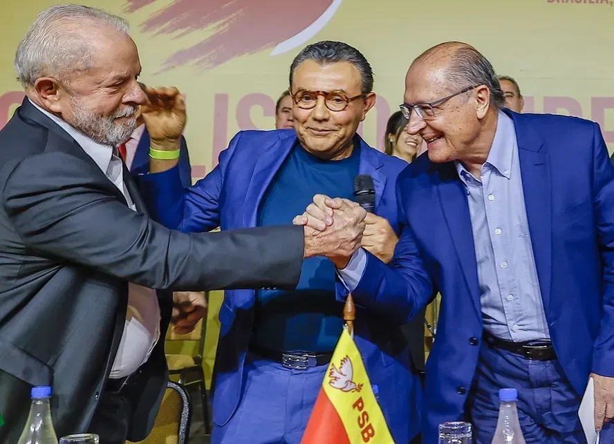 Lula com o presidente do PSB, Carlos Siqueira, e Alckmin em 29.07.2022