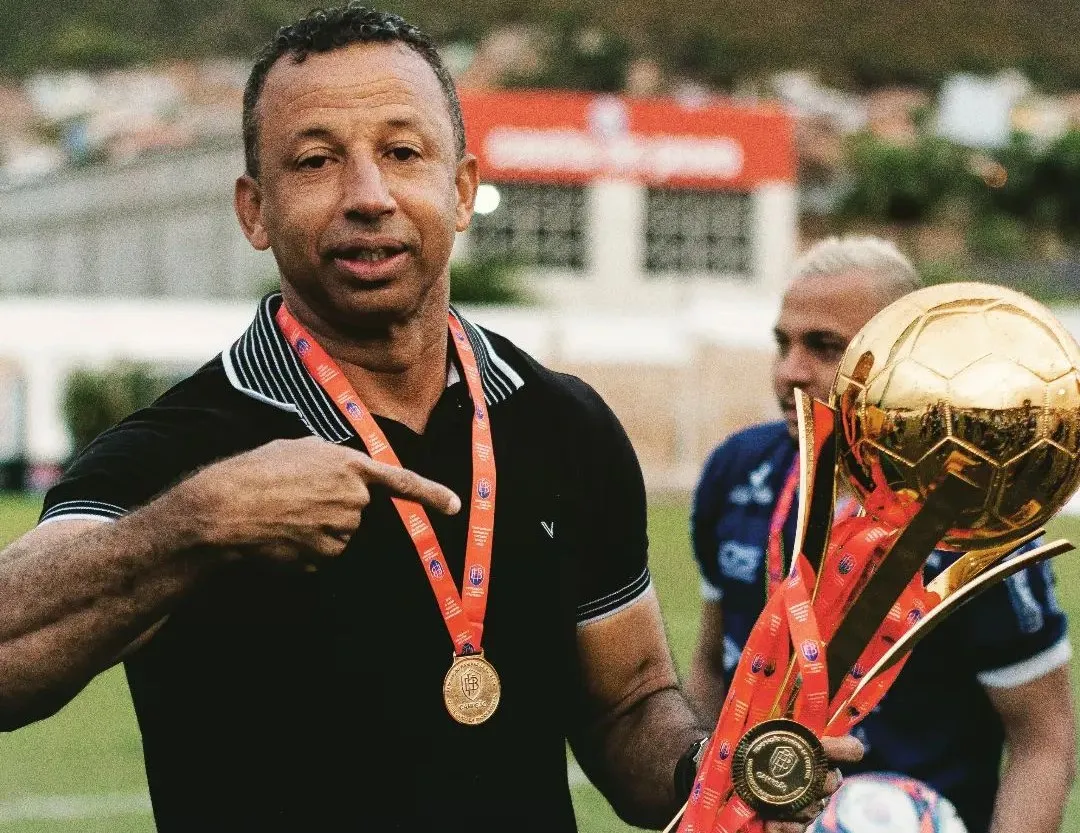 Sérgio Araújo posa com troféu da Série B do Campeonato Baiano de 2022