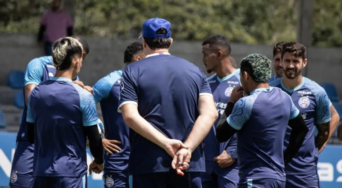 Rogério Ceni em conversa com os jogadores antes da realização do treino desta quarta-feira