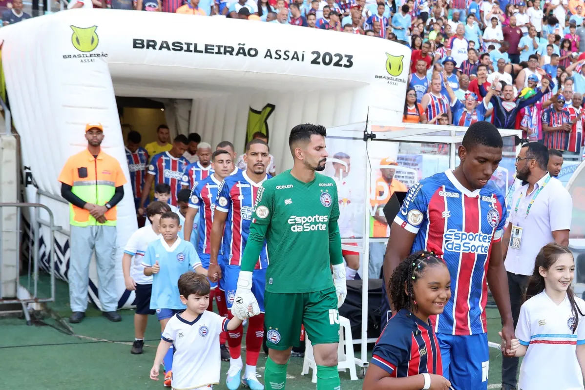 Jogadores do Bahia entram em campo para uma partida do Brasileirão