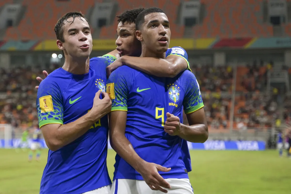 Jogadores do Brasil comemoram gol diante da Inglaterra