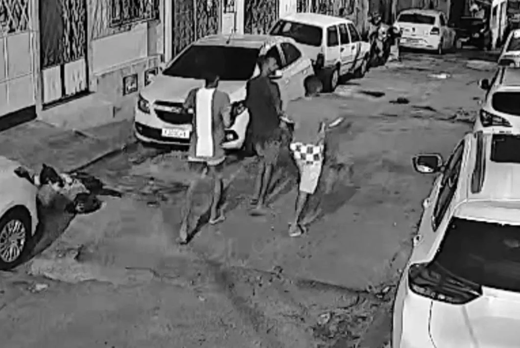 Trio roubou celular e apontou arma para a vítima