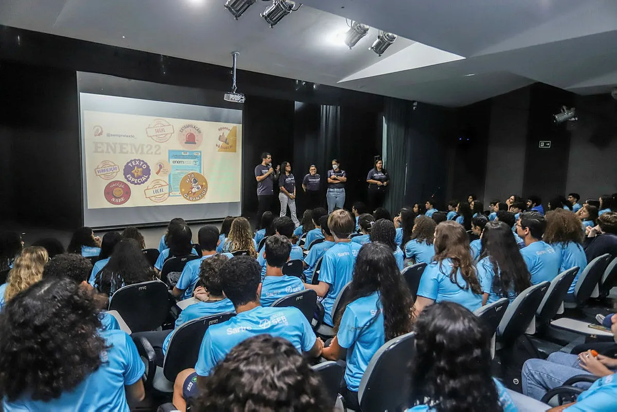 Imagem ilustrativa da imagem Candidatos esclarecem dúvidas e fazem ajustes em reta final do Enem