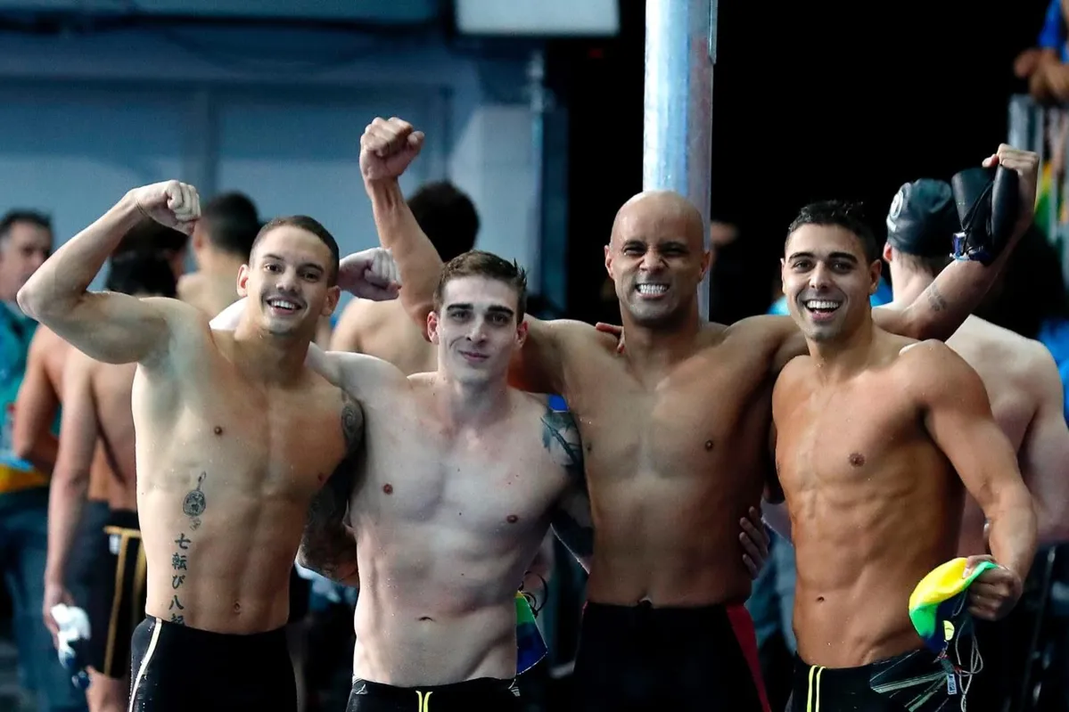 Guilherme Caribé, à esquerda, nadou a parcial do mundial e ajudou a equipe a conquistar a prata