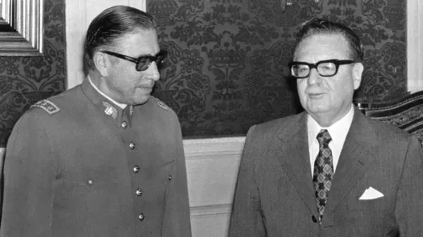 Salvador Allende (dir.) nomeou Augusto Pinochet como comandante-chefe do exército chileno  antes do golpe militar