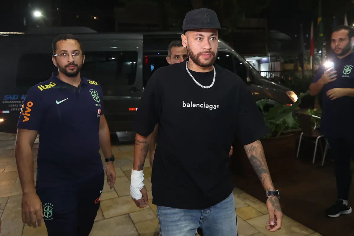 Neymar durante sua chegada ao hotel da Seleção Brasileira, em Belém
