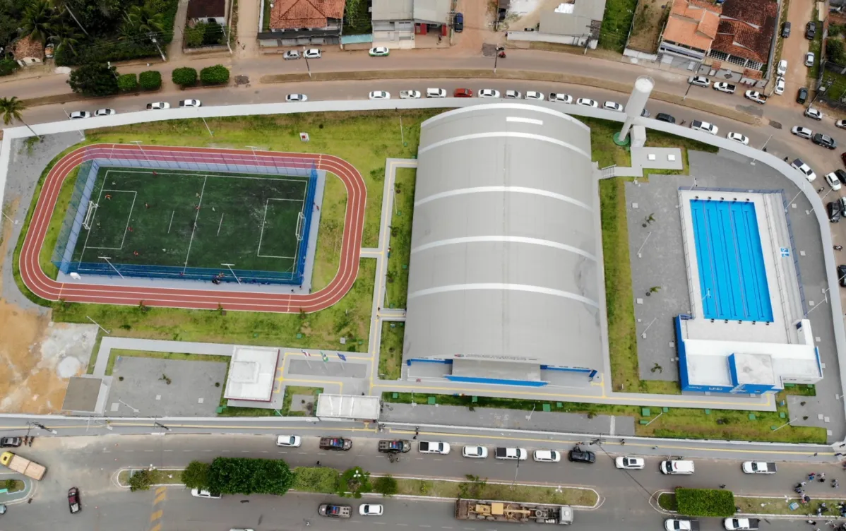 O Complexo Poliesportivo tem piscina semiolímpica, campo de futebol society, pista de atletismo