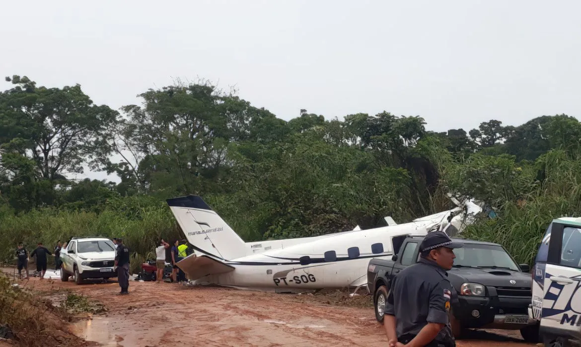 O avião modelo bandeirante caiu quando tentava se aproximar do aeroporto de Barcelos,