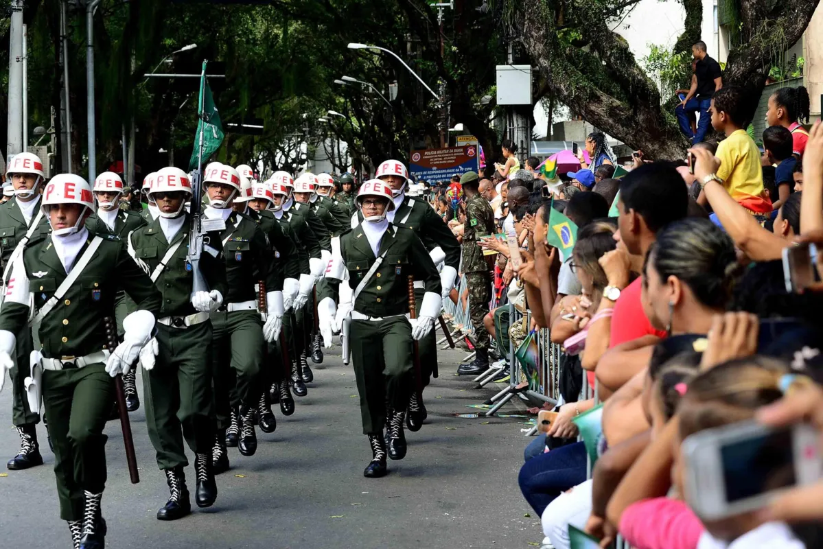 Desfile acontece no centro de Salvador