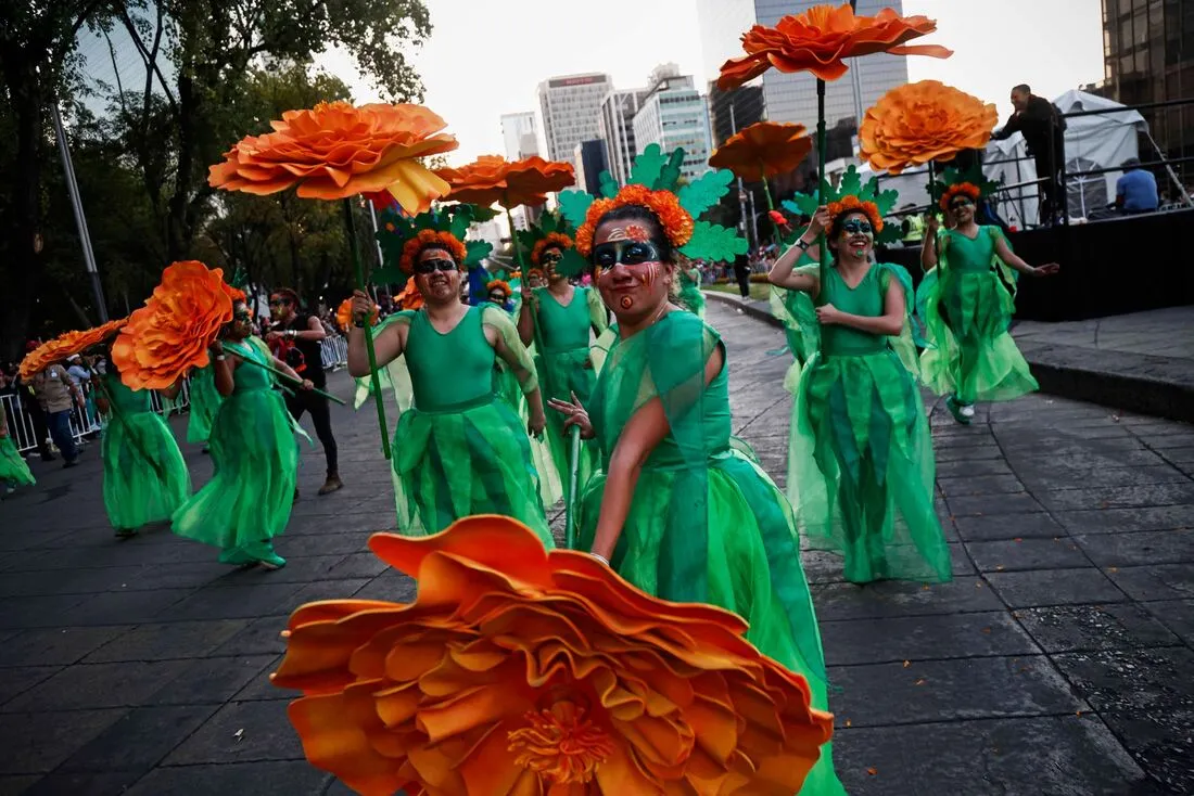 Desfile do Dia dos Mortos reúne milhares de pessoas no México
