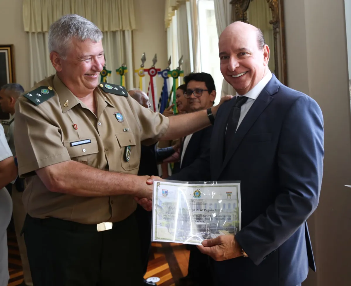Luciano Neves recebendo a homenagem do General de Divisão Marcelo Arantes Guedon