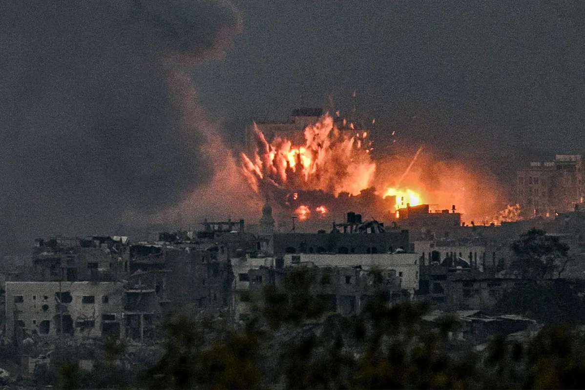 As forças de segurança de Israel responderam com bombardeios incessantes e incursões terrestres que mataram mais de 9.700 pessoas