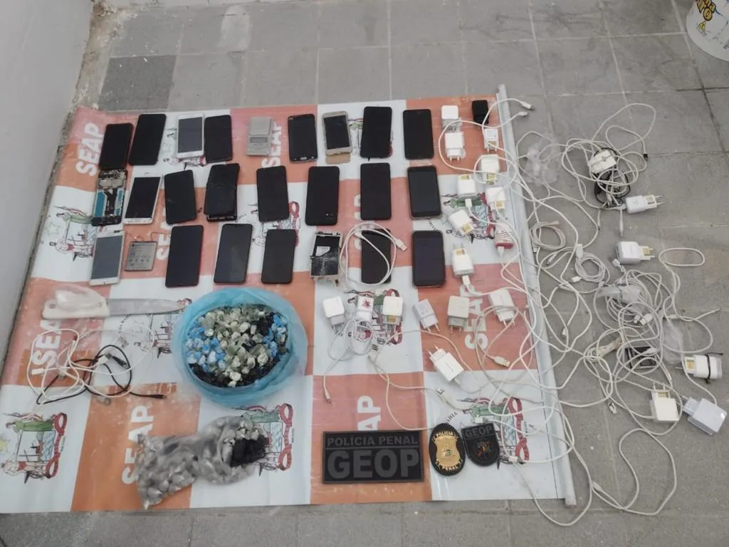 Vinte três celulares, cerca de 1.200 porções de cocaína e maconha, além de 24 carregadores, balanças e uma faca, foram encontrados.