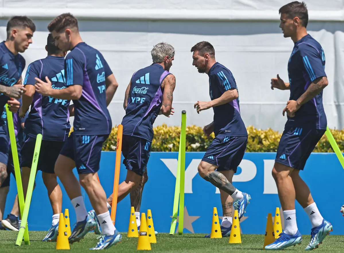 Lionel Messi treina com a Seleção argentina para enfrentar o Brasil