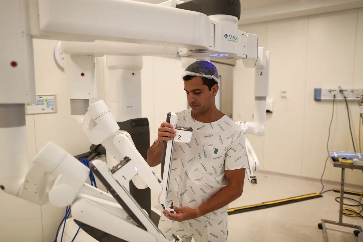 Idealizador do encontro, o urologista baiano Nilo Jorge Leão com o equipamento cirúrgico de robótica no Mater Dei