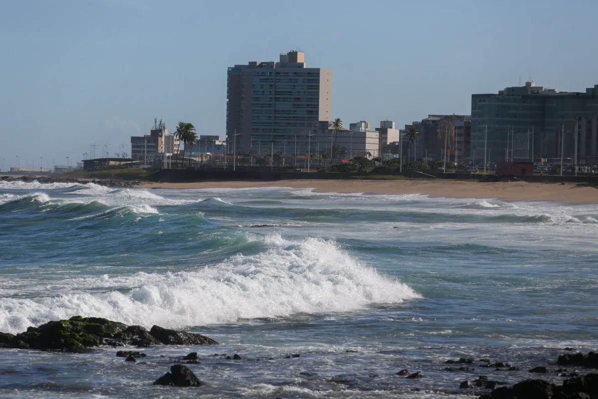 Chegada do verão é responsável pelo aumento de banhistas nas praias de Salvador