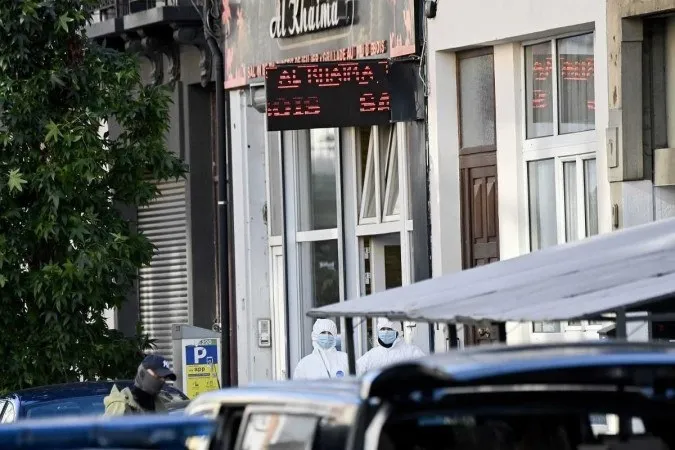Policiais belgas do serviço forense estão do lado de fora do café Al Khaima, na área de Schaerbeek, em Bruxelas, em 17 de outubro de 2023, onde o suposto autor do ataque em Bruxelas foi morto a tiros