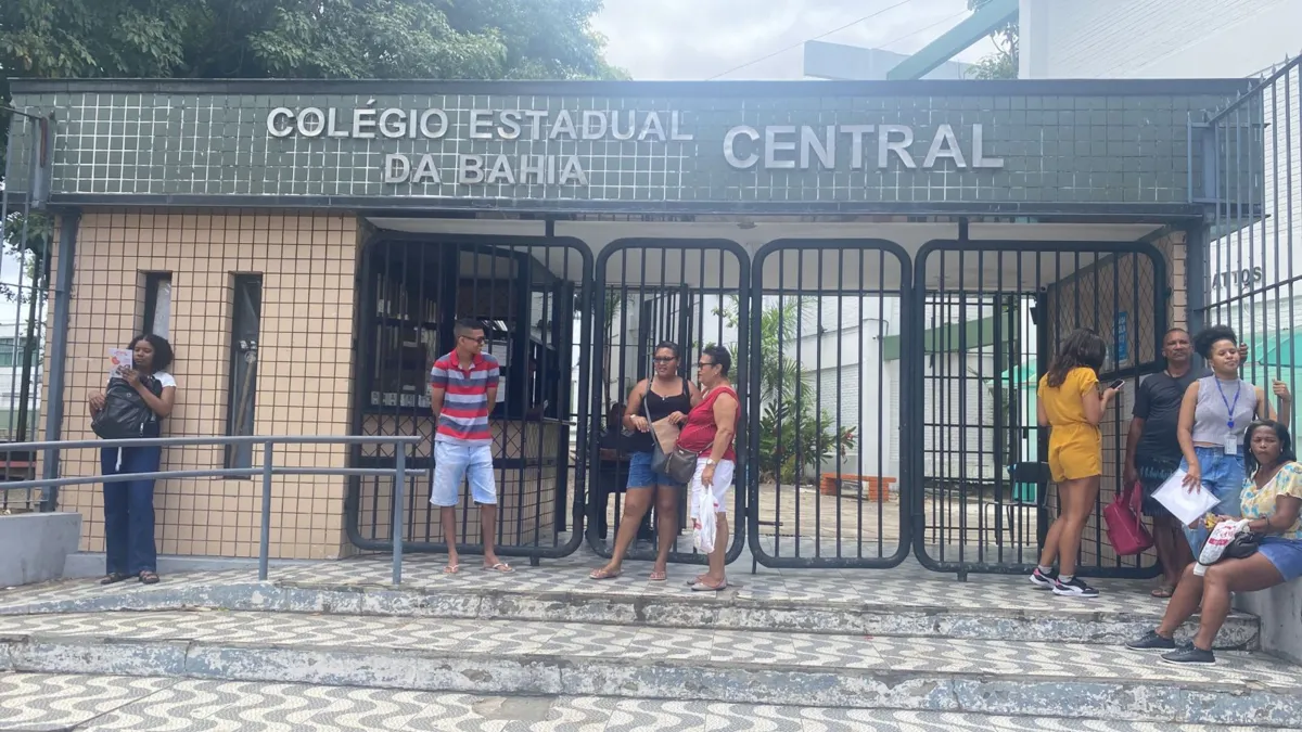 Primeiros estudantes a comparecer no Colégio Estadual da Bahia na aplicação da prova do ENEM