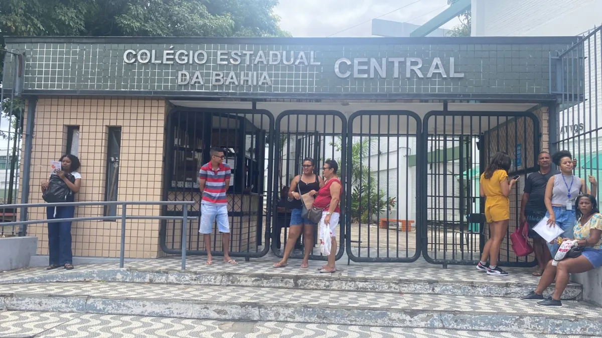 Estudantes chegam cedo, com receio de perderem prova do Enem