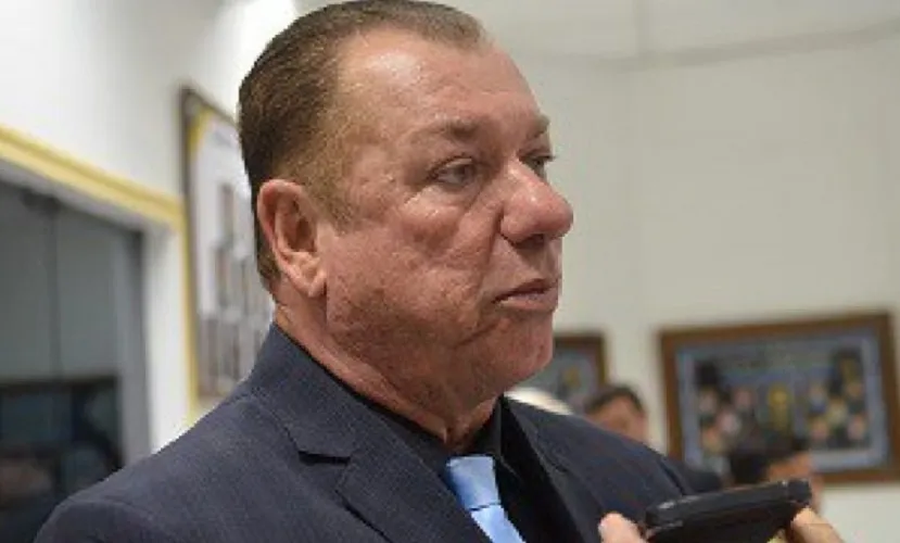 Ex-prefeito foi multado ainda em R$3 mil pela irregularidade