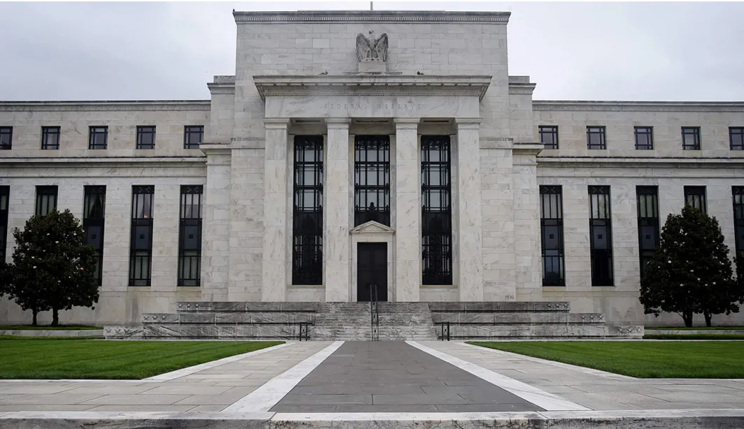 Fed mantém taxa de juros entre 5,25% e 5,5%