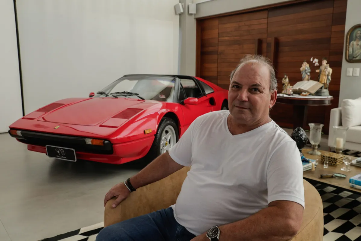 O colecionador de carros antigos Jorge Cirne e sua Ferrari 308