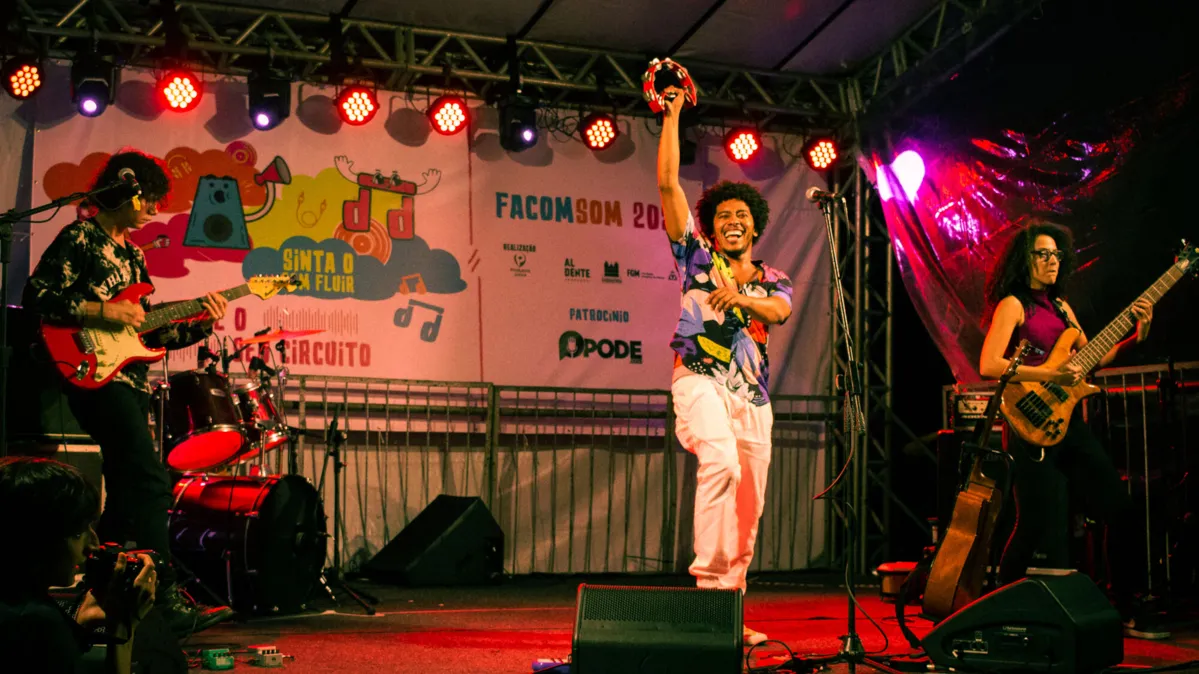 O FACOMSOM é um festival criado por estudantes que tem como objetivo dar espaço e visibilidade para artistas independentes