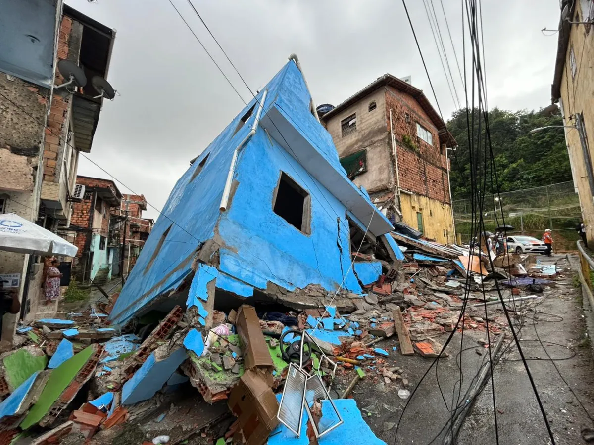 Prédio de três andares desabou no bairro de Cosme de Farias