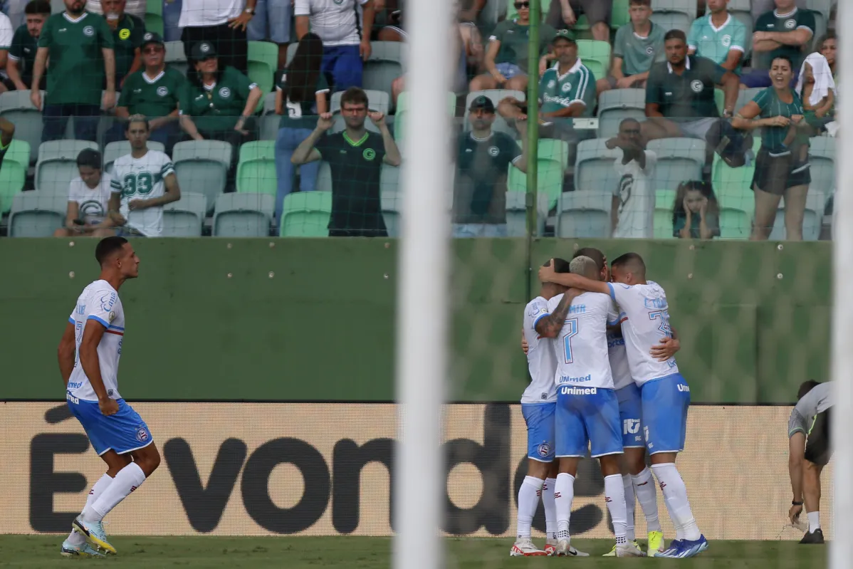 Jogadores do Bahia comemoram um dos gols contra o Goiás