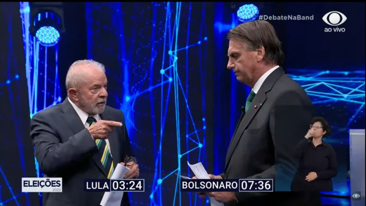 Rivais, Lula e Bolsonaro trocaram inúmeras acusações durante os debate eleitorais do ano passado